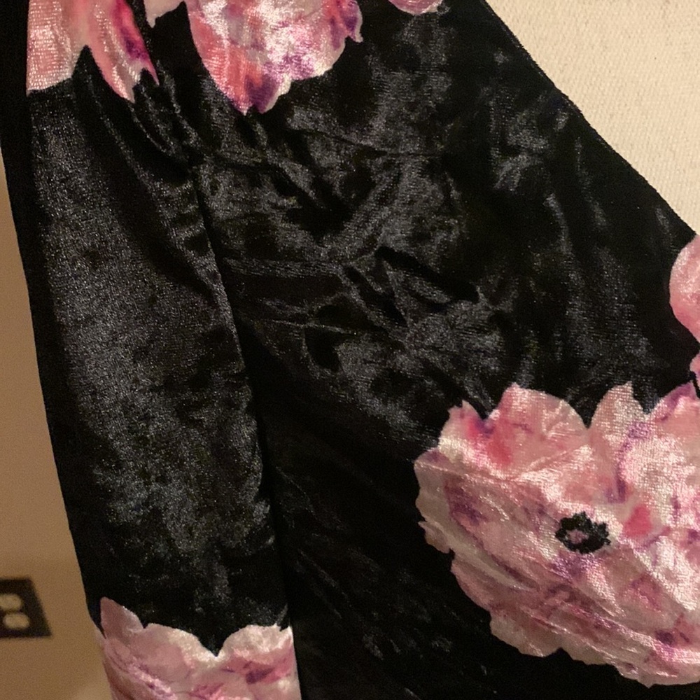 🎉Host Pick🎉 WAYF Ruched Long Sleeve Velvet Crop Top - Picture 3 of 10